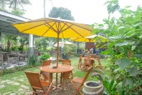 RedDoorz @ Jalan Raya Baturaden فنادق في Baturraden