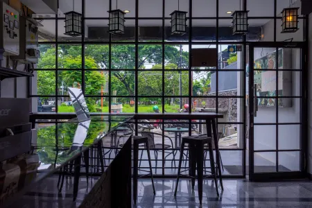 Livinn Juanda Airport Surabaya Отели в г. Sedati