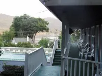 Pinebrook Motel - Mountain view