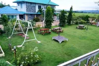Hueanwaddkhian Resort Hotels near Wat Na Kluea