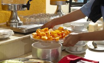 Zuri Express Hotel Pekanbaru - Housity