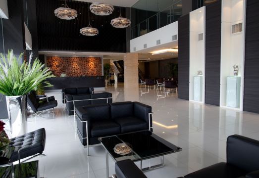 파인트리 호텔의 현대적인 외관 이미지