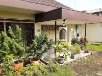 Gio Guesthouse Bogor - Pensions
