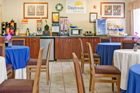 Days Inn by Wyndham Federal Way Отели в г. Федерал-Уэй