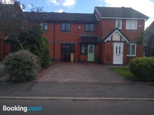 Beautiful 2-Bed House in Bolton with Free Parking