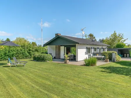 "Suni" - 400m from the Sea Отели в г. Middelfart