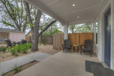 The Grove D with Hot Tub & King Beds - Walk to Main Hotels in Fredericksburg