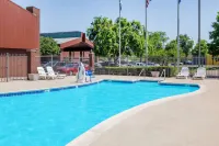 Baymont by Wyndham Elkhart - Pools