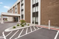 Super 8 by Wyndham Liverpool/Syracuse North Airport Hotels in Salina