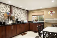 Super 8 by Wyndham Joplin - Breakfast