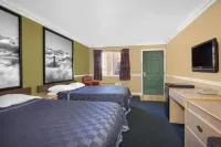 Super 8 by Wyndham Hayward Downtown