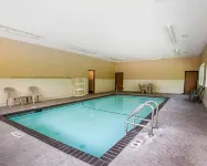 Quality Inn & Suites Davenport Near I-80 - Pools