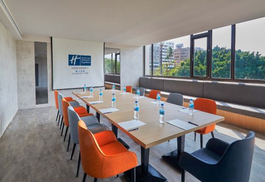 1. 홀리데이 인 익..