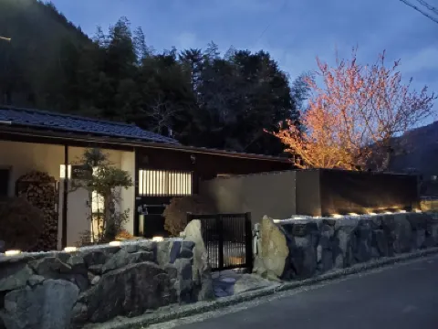 Natural Open-Air Hot Spring Chizu 鹽之江町附近的飯店