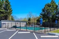Quality Inn Cleveland - Pools