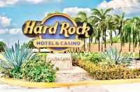 Luxury Apartment with Pool and Golf View ⛳️