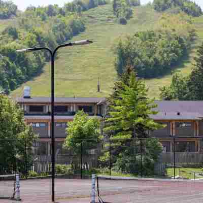 Slope-Side Studio Bliss: Ski-in/Ski-Out, Renovated at Blue, Hot Tub, Fast Wi-Fi Fitness & Recreational Facilities