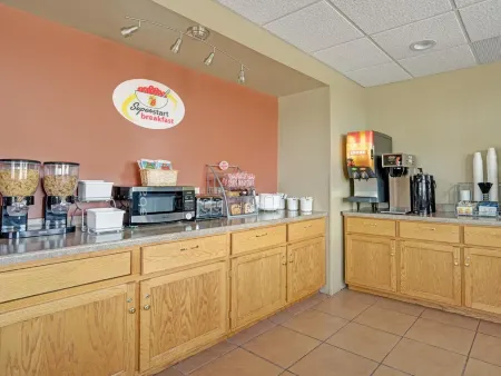 Super 8 by Wyndham Melrose Отели в г. Миллвуд