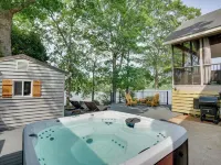 Lakefront Vacation Rental w/ Views & Hot Tub! Hotels in Bracey
