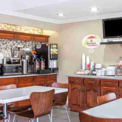 Super 8 by Wyndham Kingston Dining/Meeting Rooms