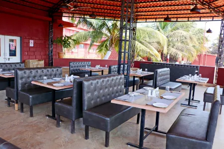 Beach Village Resort Отели рядом с достопримечательностью «Shrivardhan beach/समुद्र किनारा»