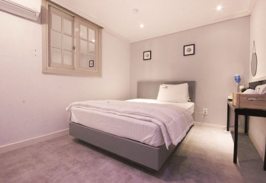 프라자모텔의 편안한 침대와 실내 모습