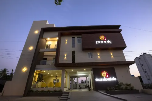 Ponnis Hotel - parking