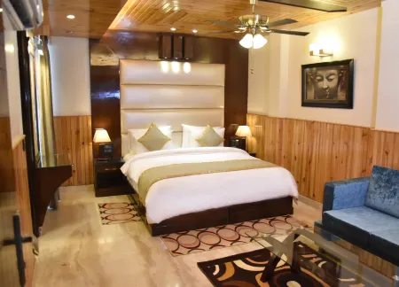 Wood Castle Grand Отели рядом с достопримечательностью «NIMS Institute»