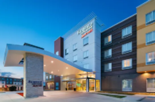 Fairfield Inn & Suites Lincoln Airport Hotel di 