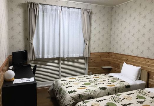 펜션 주변의 아름다운 숲길