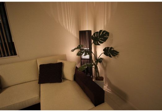 호프 빌라 온나손의 넓고 깔끔한 거실과 주방 공간