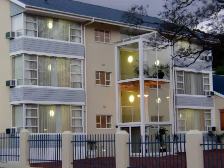 The Russel Hotel Отели в г. Книсна