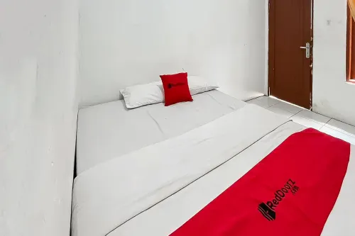 RedDoorz at Penginapan Bunda Hotel di Cikakak