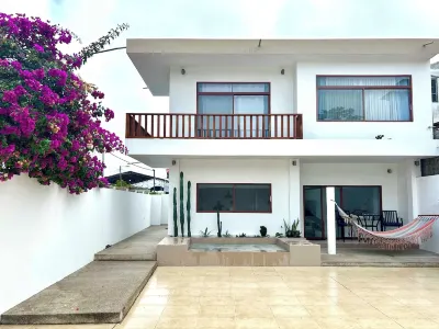 Flip Flop House Hotels in Пуерто-Віяміл