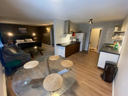 Close To Whyte University   New Renovation Отели рядом с достопримечательностью «Университет Альберты»