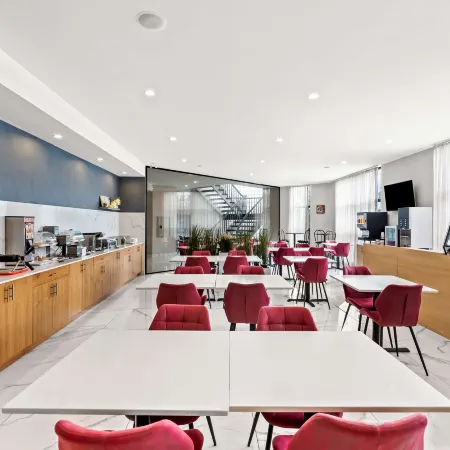 Best Western Plus Montreal East Отели рядом с достопримечательностью «Улица Шербрук»