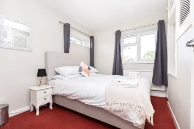 2 bedroom holiday home with hot tub