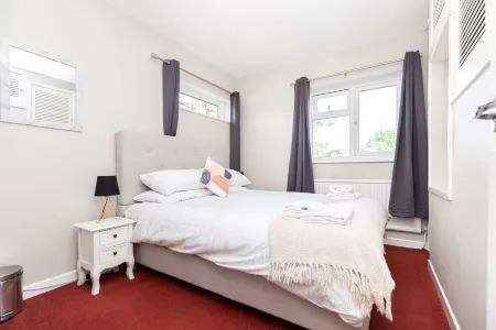 2 bedroom holiday home with hot tub Отели рядом с достопримечательностью «Christchurch Priory»