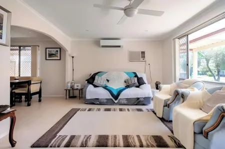 Cheerful 13 Bedrooms with Free Parking