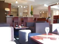 Plessis Parc Hôtel فنادق في Le Plessis-Robinson