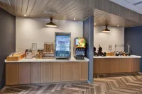 Fairfield Inn & Suites Birmingham Colonnade/Grandview - breakfast