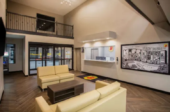 Super 8 by Wyndham St. Louis North Отели рядом с достопримечательностью «Парк Уилсон»