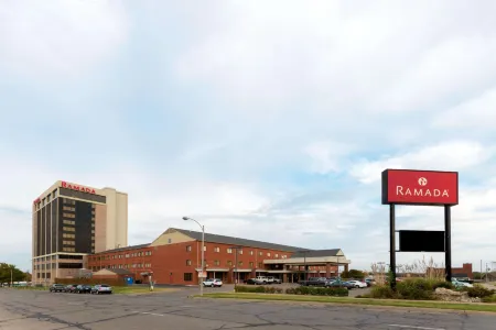Ramada by Wyndham Topeka Downtown Hotel & Convention Center Отели рядом с Топека Филлип Биллард Апт
