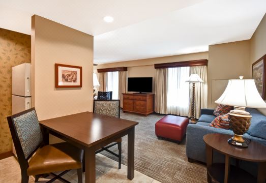 3. 홈우드 스위트 ..