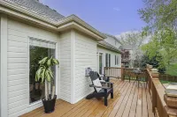 Large Cozy Retreat in West Omaha, Family Friendly with Game Rec Room!