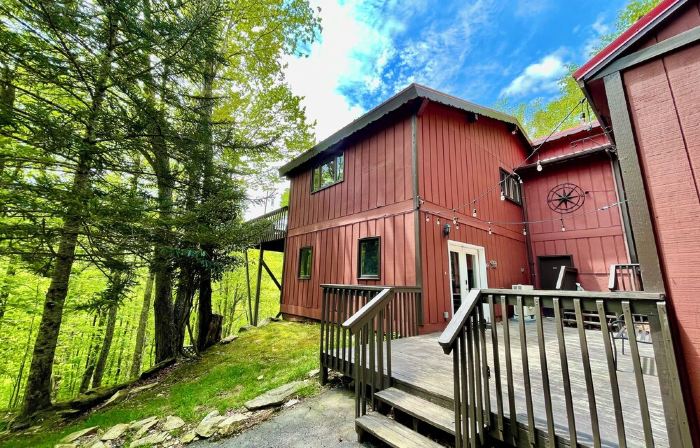 Cabin with Mountain Views / Large Deck / Fireplace / Near Hiking, Biking, Winery