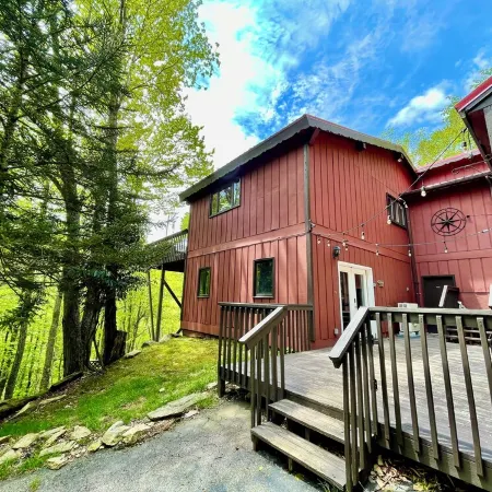 Cabin with Mountain Views / Large Deck / Fireplace / Near Ski Slopes Fresh Snow!