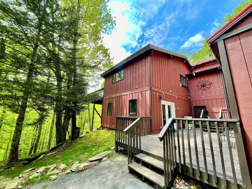 Cabin with Mountain Views / Large Deck / Fireplace / Near Hiking, Biking, Winery