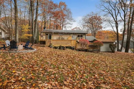 Heart of Pocono Mountains - Huge Yard - Game Rm <10 min to Kalahari & Casino Отели в г. Маунт-Поконо