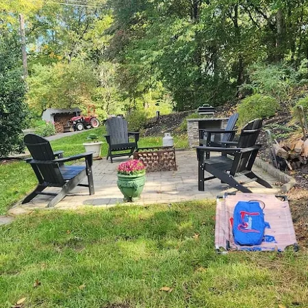 Mountain side house with game room, hot tub, firepit 1 mile from Lambertville
